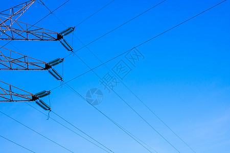发射塔 或电线 在晴天的晴朗蓝天前基础设施网络建造车站电缆电气天空技术力量金属图片