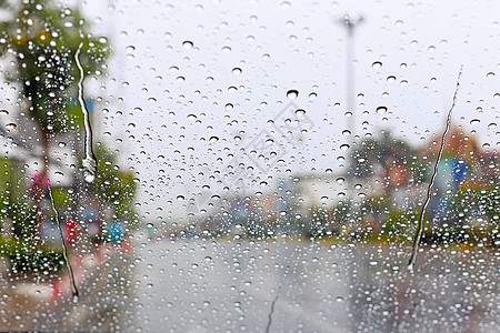 车窗上有挡风玻璃雨滴图片