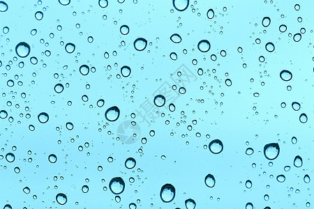 玻璃镜背景上的水滴天气白色蓝色天空下雨玻璃驾驶反射飞沫窗户图片