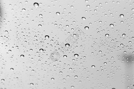 玻璃镜背景上的水滴下雨玻璃屏幕白色天空交通天气反射黑色驾驶图片