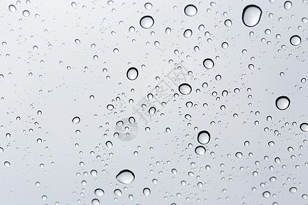 玻璃镜背景上的水滴玻璃天气下雨飞沫黑色白色驾驶天空雨滴交通图片
