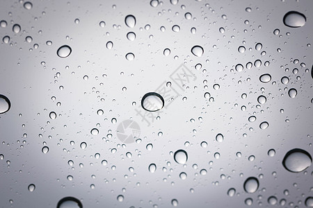 玻璃镜背景上的水滴屏幕飞沫灰色玻璃窗户驾驶下雨反射交通白色图片