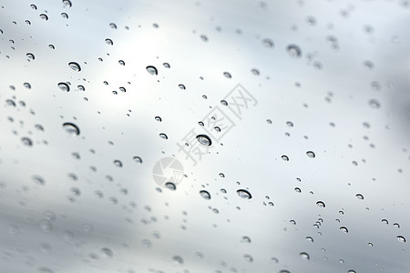 玻璃镜背景上的水滴窗户交通黑色反射驾驶天空玻璃天气白色下雨图片