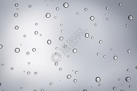 玻璃镜背景上的水滴灰色交通窗户下雨天空飞沫雨滴反射驾驶白色图片