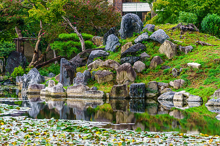 池塘月色京都Shoseien花园Kikokutei花园绿色植物池塘岩石美丽正生反射文化绿色观光背景