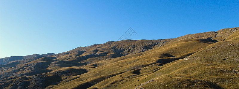 横幅 日落前秋天的山 山 草地 牧场 草地 石头 天空的景观 简单但壮丽的景观图片