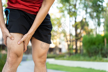 男性运动员腿部受伤和疼痛 手在公园里跑时抓着痛苦的膝盖女性踪迹女士跑步事故抽搐小牛训练运动十字形背景图片