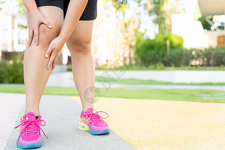 女性胖脚足运动员腿部受伤和疼痛 手在公园里跑时抓着痛苦的膝盖抽搐治疗按摩赛跑者伤害跑步十字形小牛运动事故图片