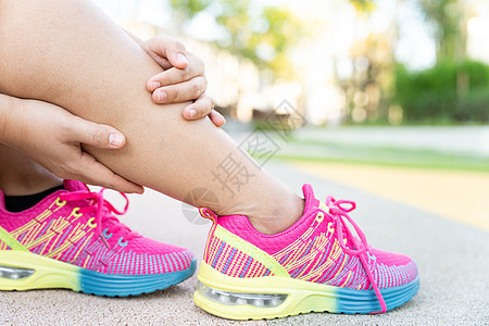 女性胖脚步运动员腿部受伤和疼痛 手抓着痛苦的腿在公园里跑来跑去膝盖踪迹事故疾病慢跑者十字形赛跑者按摩治疗抽搐图片