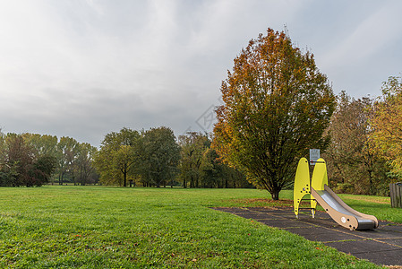 秋天清晨的城市公园指导木头公园城市天气阳光环境薄雾森林花园图片