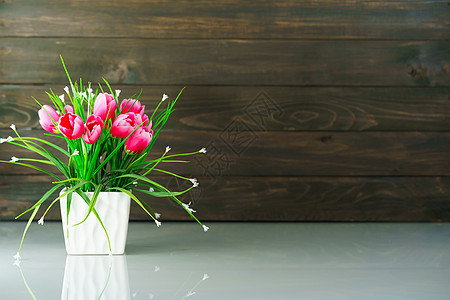 桌子上方的人工花花花花花花束公寓植物空白花瓶房子木头木地板房间风格装饰背景图片