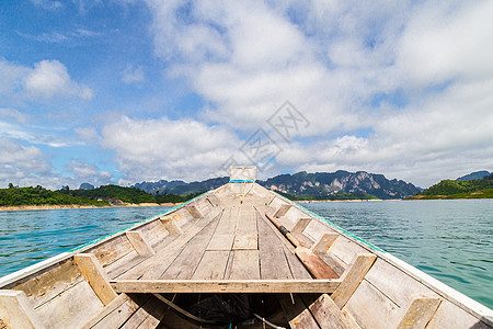 泰国传统长尾拖船在湖上山丘的湖上蓝色丛林巡航旅行公园风景天空岩石场景假期图片