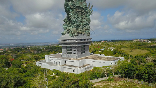 巴厘岛最具标志性的地标印度神鹰神鹰广场雕像也是 GWK 雕像是一座 122 米高的雕像 位于印度尼西亚巴厘岛的神鹰广场文化公园天图片