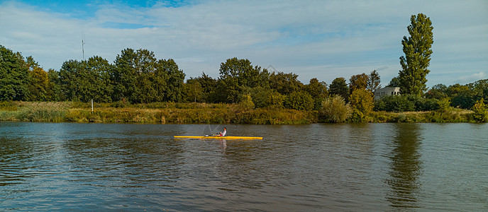 男人在奥德拉河的黄皮艇上游泳图片