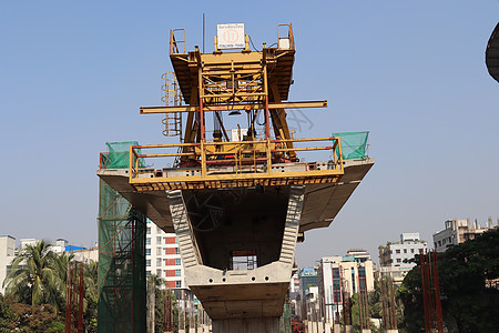 与装备一起通过直线观察的地铁轨道飞行住房制品外观旅行建筑旅游过桥阳光房子街道图片