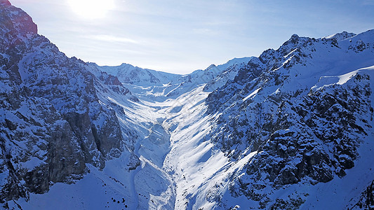 高雪山 树苗生长于一些地方遗产峡谷树木蓝色风景高山爬坡顶峰危险天空图片