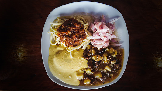 秘鲁烹饪 带有高塔 切口和桑萨胡阿卡尼纳的chanfainita图片