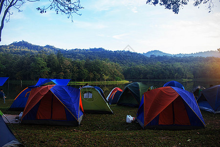 河边的旅游帐篷营图片
