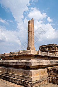 印度卡纳塔卡邦帕塔达卡尔建筑群寺庙前的石柱图片