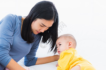 母亲用奶瓶喂养和抚养婴儿的新生婴儿椅子童年妈妈男生食物微笑投标孩子保姆家庭图片