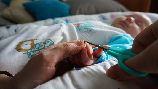 新生儿的指甲用剪刀切开婴儿身体美甲药品女士母亲家庭新生男生父母图片