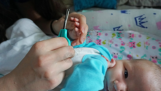 新生儿的指甲用剪刀切开卫生皮肤孩子宏观女士母亲摄影父母婴儿女性图片