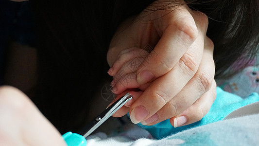 新生儿的指甲用剪刀切开微距家庭孩子美甲手指皮肤身体卫生婴儿新生图片