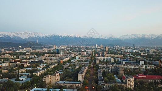 冰雪山和阿拉木图市的景象树木天线蓝色全景风景旅游建筑学天空旅行顶峰图片