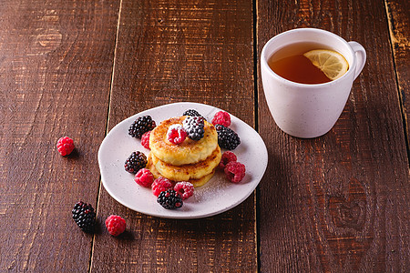 粗皮芝士煎饼 卷心菜甜甜点和草莓浆果早餐食物桌子水果饼子柠檬木头美食杯子图片