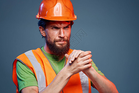 穿着工作制服的愤怒男子 橙色涂料安全 苦工风景安全帽男性头盔工业背心建设者成人白色领班承包商图片