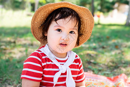穿红裙子的小可爱宝宝 在公园野餐上戴白袜帽食物小吃婴儿闲暇幸福女性童年乐趣母亲喜悦图片