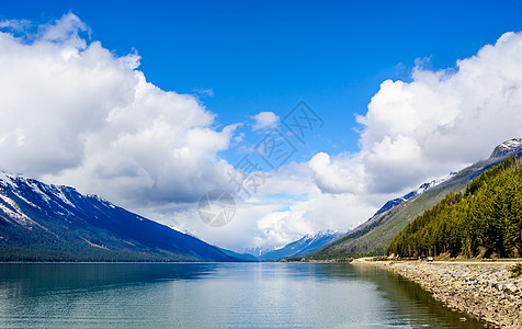 加拿大不列颠哥伦比亚山之间山谷的湖泊图片
