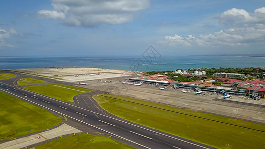 民航飞机飞机停在Ngurah Rai机场Apron 从空中查看国际机场VIT型飞机背景