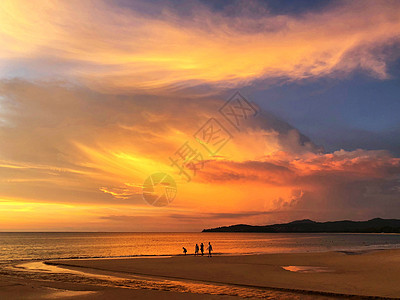 泰国普吉卡隆海滩日落的全景棕榈旅行热带天空海岸地平线反射海浪橙子太阳图片