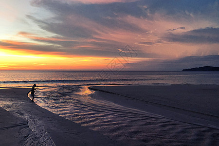 日落小孩在Karon海滩海滩玩耍的全景魔法太阳天堂海浪旅行热带天空海洋棕榈反射图片