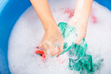 妇女在盆地用手洗彩色衣服液体服务打扫琐事清洁工泡沫家庭洗衣店衬衫棉布图片