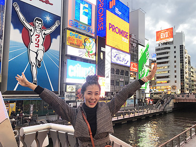 日本大阪 - 2019年3月26日 一位年轻旅游女性试图带走图片