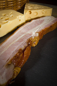 奶酪和培根客栈熟食宏观作品产品早餐火腿黄色盘子桌子图片