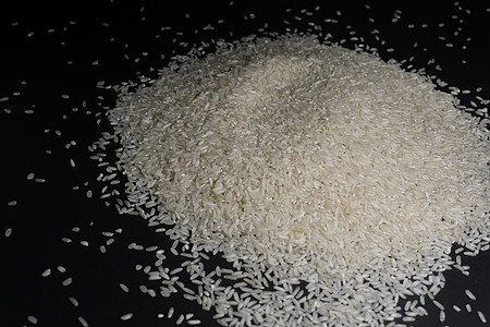 黑背景的麦片中的白种未煮熟米白色文化谷物食物午餐农业营养主食纤维烹饪背景图片