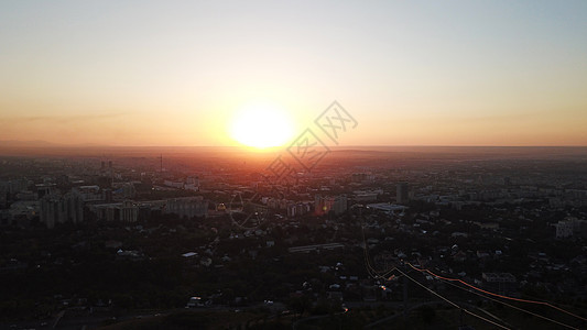 红色日落在阿拉木图市上空城市射线旅行全景建筑学太阳天空建筑物房屋市中心图片