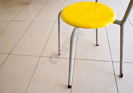 黄色塑料椅家具活力金属白色背景图片