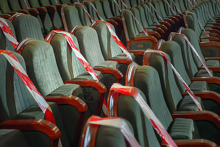 在电影院 剧院 礼堂需要坐在用丝带隔开的椅子上 在公共场所 人群聚集 活动中保持安全的社交距离 座椅上的警告标志图片