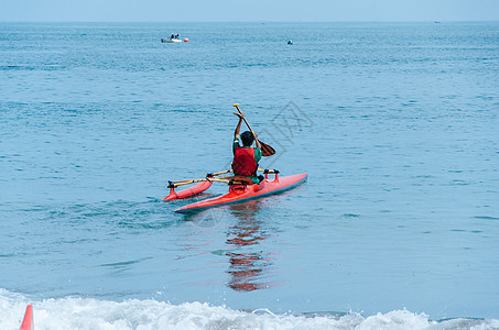 骑皮艇的人后视镜闲暇娱乐运动假期运输海洋行动阳光日落图片