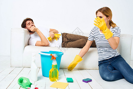 男人躺在沙发上 女人打扫家庭清洁女性卫生家务家政微笑成人女佣手套家庭主妇丈夫图片