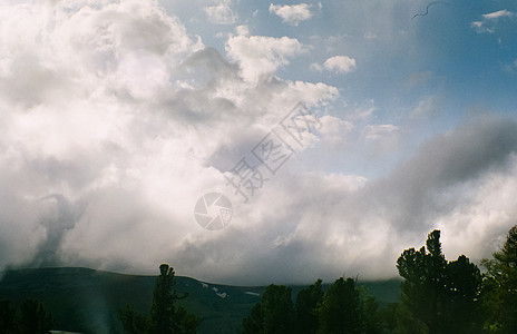 Altai风景山和云 自然阿尔泰树木山脉日落草原顶峰晴天旅游冰川森林高地图片