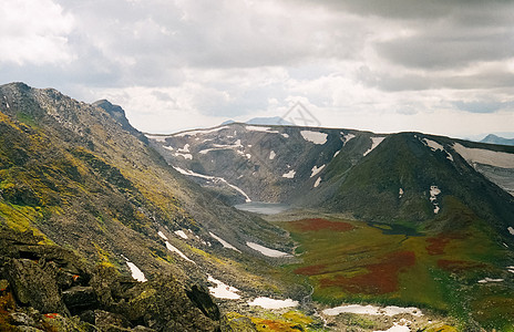 春天自然是阿尔泰 山上融雪公园远足太阳山谷绿色植物风景天空孤独景观湖泊图片