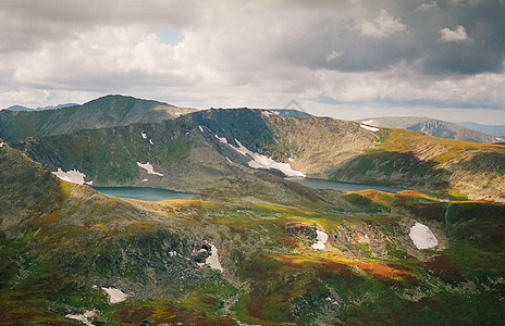 春天自然是阿尔泰 山上融雪晴天场地旅行冰川风景悬崖天空山脉高山湖泊图片
