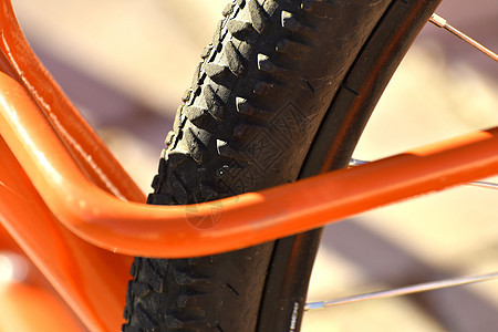 自行车站的自行车轮胎图片