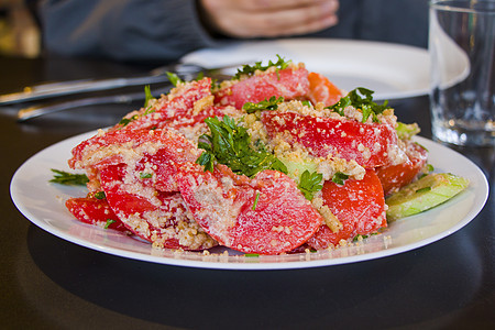 格鲁吉亚沙拉 加番茄 黄瓜 绿菜和核桃酸土豆盘子美食沙拉洋葱桌子蔬菜饮食食物餐厅午餐图片