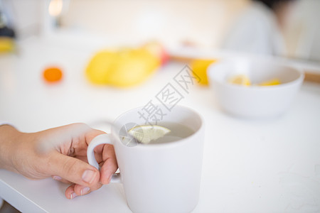 手握着一杯柠檬茶 有稻草和柠檬片香气药品水果芳香味道杯子健康桌子早餐饮料图片